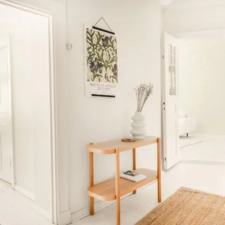 アパート Downtown Light-filled Retreat