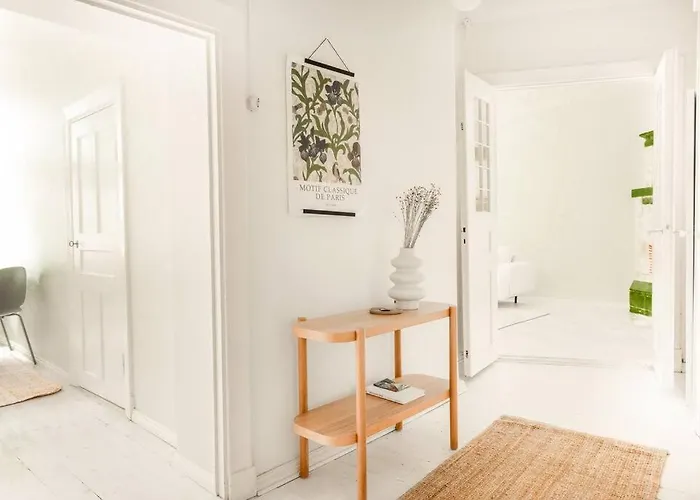 Apartment Downtown Light-filled Retreat